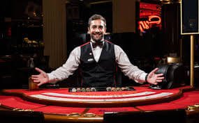 Gameplay live casino interaktif dengan dealer dan pemain dalam sesi nyata