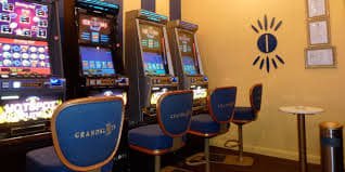Pengguna bersantai menikmati hiburan live casino dan slot di perangkat mobile
