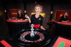 Pengguna menikmati hiburan live casino melalui perangkat mobile dengan responsif